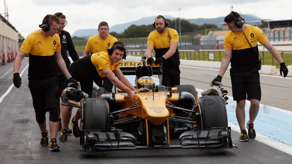 H Rosemary Smith ανέβηκε σε μία Lotus-Renault E21 του 2013, βαμμένη στα τρέχοντα χρώματα της ομάδας. Κάπως έτσι έγινε το γηραιότερο άτομο που οδηγεί ένα αγωνιστικό όχημα 800 ίππων. Ο τόπος ήταν η πίστ