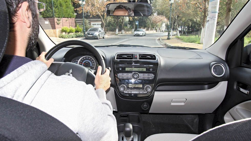 Απλότητα, καλό φινίρισμα, πρακτικότητα και πλούσιος εξοπλισμός χαρακτηρίζουν την καμπίνα του Mitsubishi Space Star.	