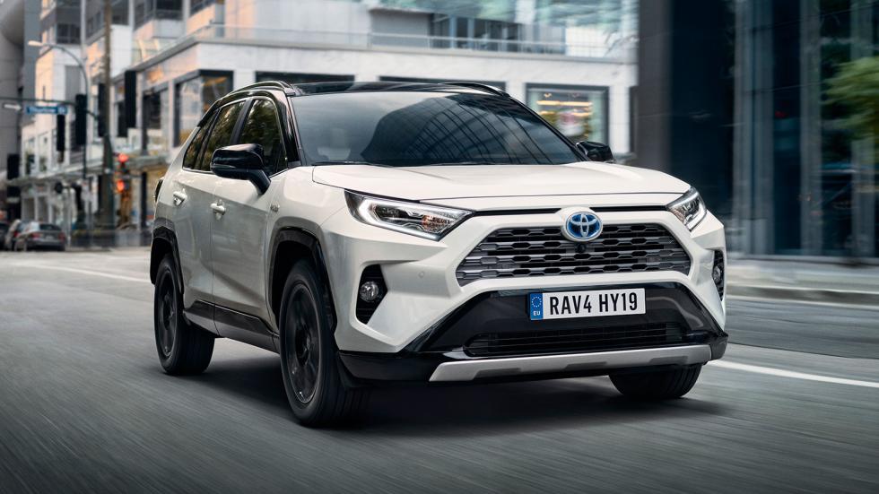 Το RAV4 συνεχίζει να ορίζει την κατηγορία των μεσαίων SUV με τους χώρους, την αξιοπιστία και τις ικανότητές του. 