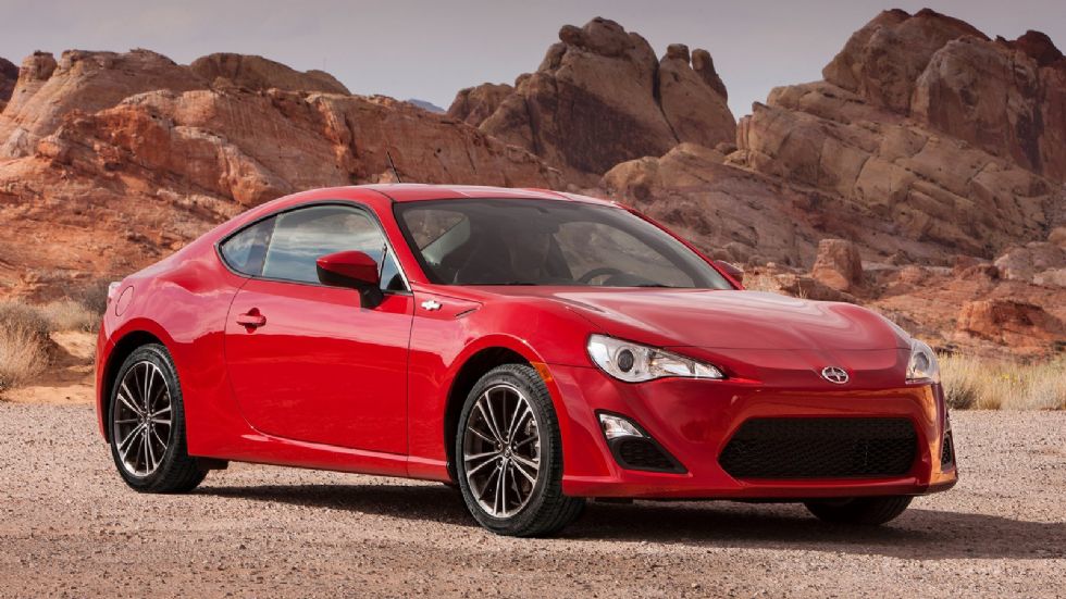 Το εικονιζόμενο Scion FR-S, το «αδελφό» μοντέλο των Toyota GT 86 και Subaru BRZ, θα συνεχίσει την «καριέρα» του με τα σήματα της Toyota.