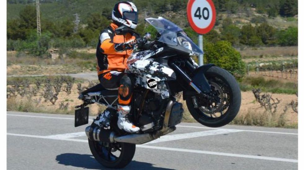 Όπως συμβαίνει και με το Super Duke, προσπάθησε να το κρατήσεις κάτω.
