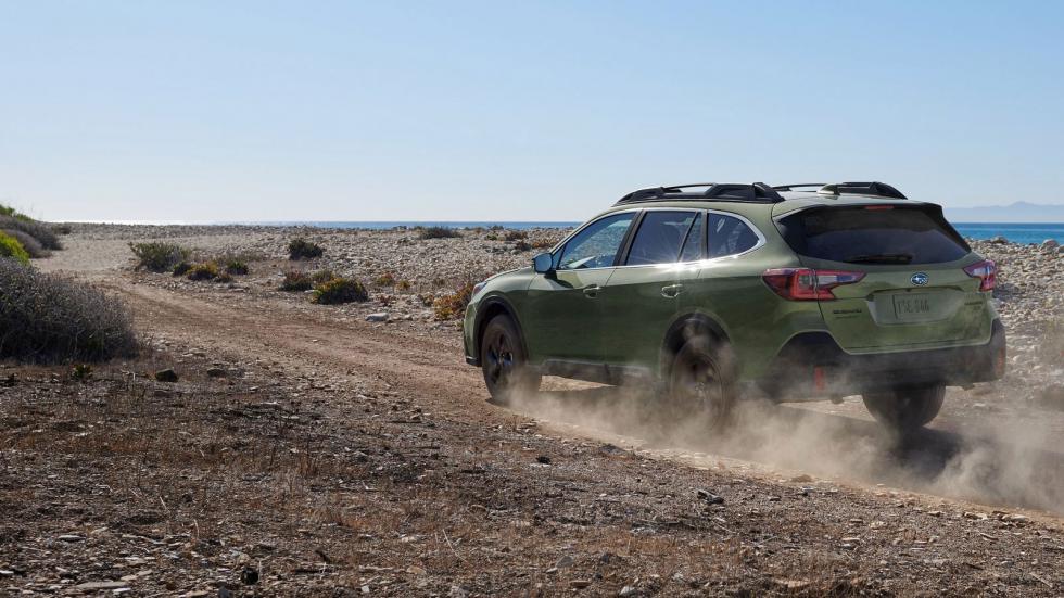 Μόνιμη συμμετρική τετρακίνηση All-Wheel-Drive και γενναίες γωνίες προσέγγισης, διαφυγής και ράμπας συνθέτουν τον χαρακτήρα του off roader wagon της Subaru.