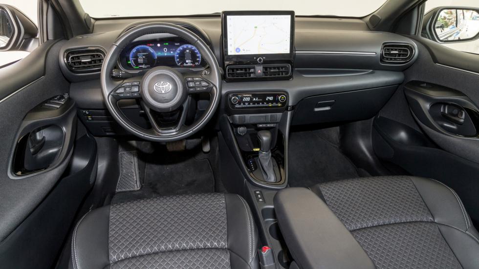 Στα πλεονεκτήμα του υβριδικού Toyota Yaris είναι φυσικά η καλοφτιαγμένη και ευρύχωρη καμπίνα επιβατών, όπως και το αυτόματο κιβώτιο που προσφέρει άνεση και ευκολία στην πόλη.