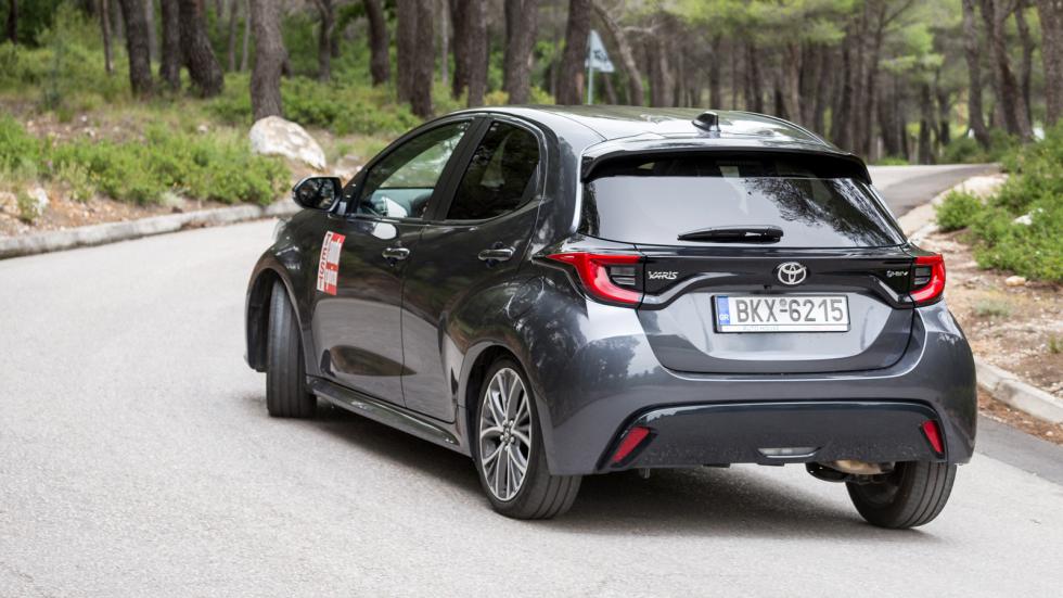 Mε το υβριδικό Toyota Yaris, όπως και σε κάθε full υβριδικό, δεν υπάρχει άγχος αυτονομίας. Η ηλεκτροκίνηση εξασφαλίζεται από την τροφοδότηση της (μικρής) μπαταρίας με την ενέργεια που παράγεται όταν ο