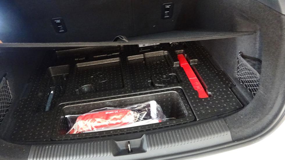 Ο χώρος κάτω από το δάπεδο φιλοξενεί μια αφρολεξένια κατασκευή με θήκες για το κιτ επισκευής ελαστικών, τον πυρσβεστήρα και διάφορων εργαλείων.