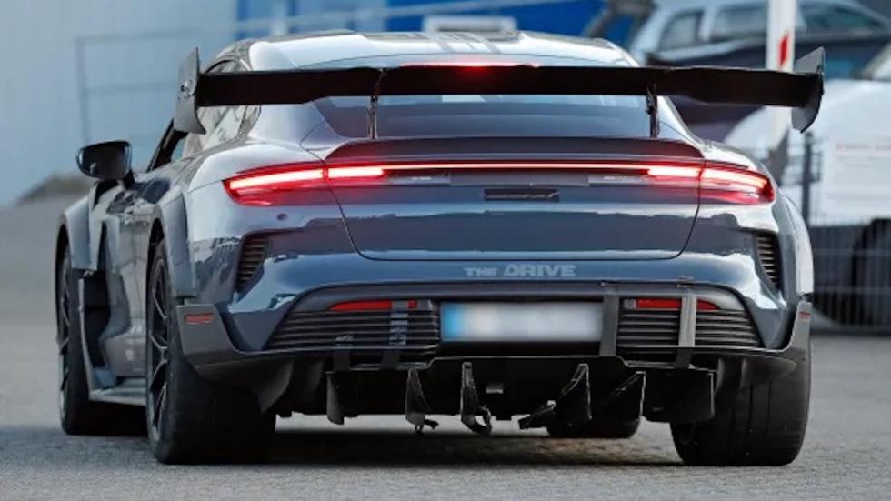 Η Porsche επιχείρησε 2 γύρους-ρεκόρ σε μια μέρα. Το μπλε Taycan εγκατέλειψε μετά το bottoming που κατέστρεψε τον διαχύτη.