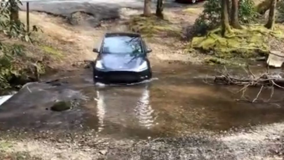 Τesla Model Y περνά πάνω από... ρυάκι! (+vid)