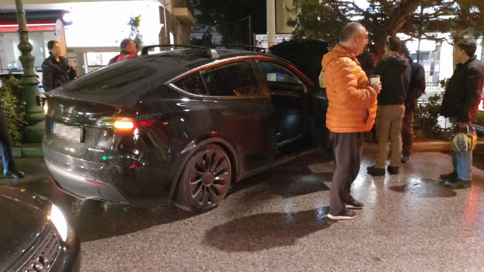 Τροχαίο ατύχημα με Tesla Model Y στην Ελλάδα | Φήμες ότι «δεν σταμάταγε»