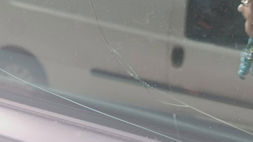 Ράγισμα ξαφνικά σε τζάμι Tesla Model 3 Highland - Πώς έγινε;
