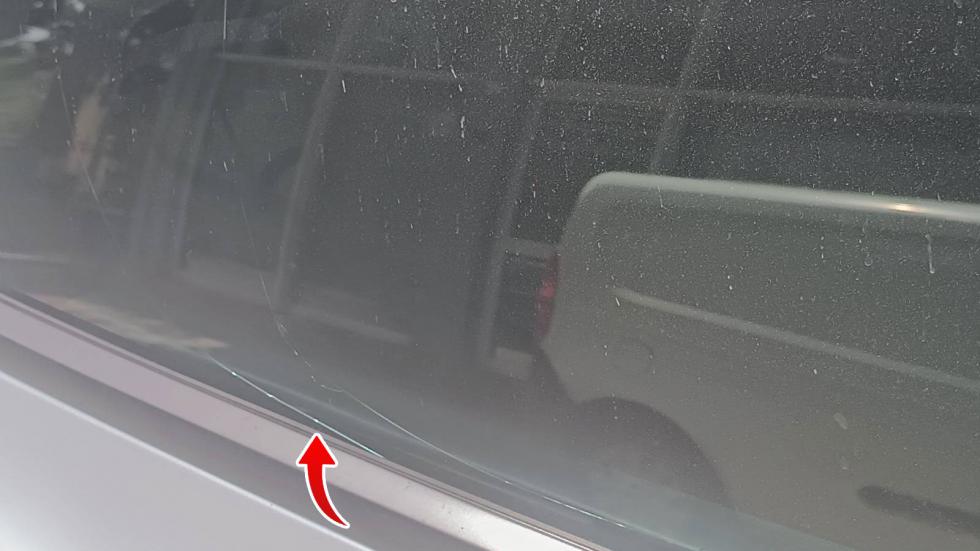 Ράγισμα ξαφνικά σε τζάμι Tesla Model 3 Highland - Πώς έγινε;