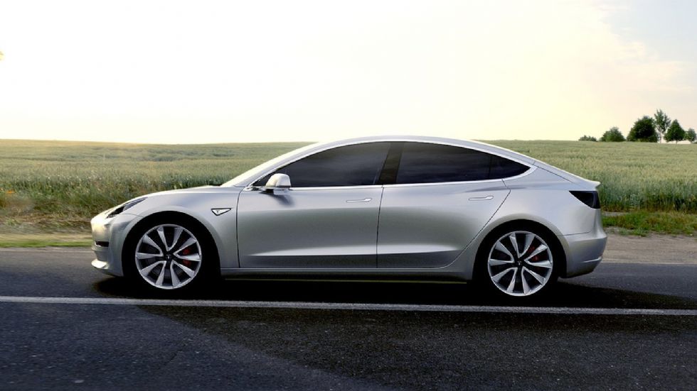 Τα πρώτα Tesla Model 3 δεν αναμένεται να κυκλοφορήσουν στους δρόμους πριν το τέλος της επόμενης χρονιάς.