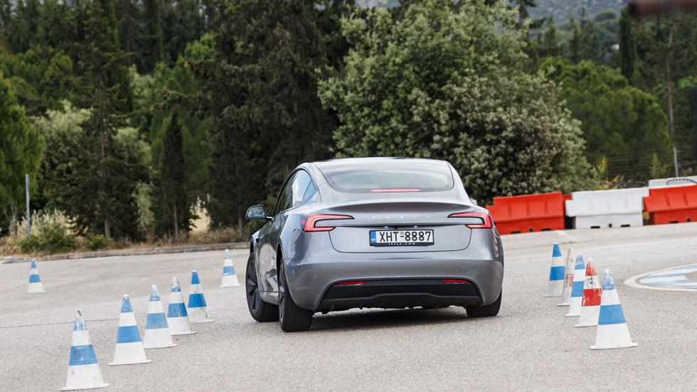 Το Model 3 είχε πολύ καλή αίσθηση από το σύστημα διεύθυνσης και το τιμόνι του ήταν αρκετά γρήγορο και ακριβές δίνοντας μια αρκετά φυσική ροή στην πορεία του.