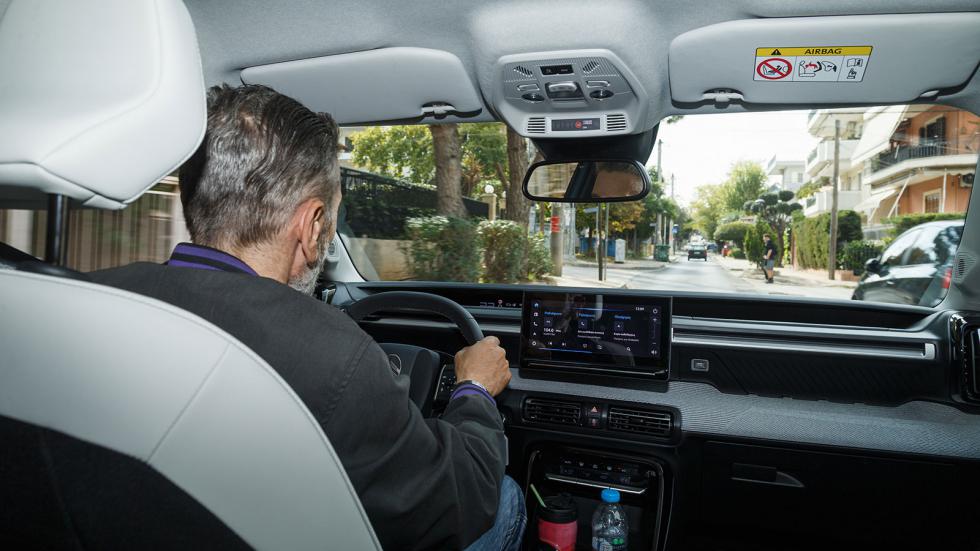 Πέρα από τους χώρους όπου το C3 ξεπερνάει μεγαλύτερα μοντέλα, είναι κάποιες μικρές λεπτομέρειες που μπορεί να σε «χαλάσουν» ή να σε «φτιάξουν». Στη δεύτερη κατηγορία είναι η διπλή ποτηροθήκη και μάλισ