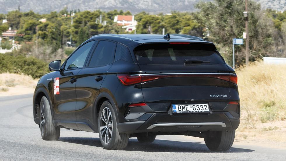 Η ανεξάρτητη ανάρτηση σε όλους τροχούς (πίσω με πολλαπλούς συνδέσμους) απορροφά σωστά τις περισσότερες ανωμαλίες του οδοστρώματος, χωρίς αισθητό θόρυβο και ενοχλητικά τραντάγματα.