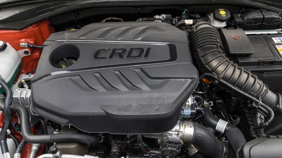 Η κορυφαία έκδοση του 1.600άρη CRDi turbodiesel κινητήρα της εταιρείας αποδίδει και πάλι 136 άλογα με 320 Nm ροπής, αλλά το ήπια υβριδικό σύστημα 48V παίζει συμπρωταγωνιστικό ρόλο στην κατανάλωση καυσ