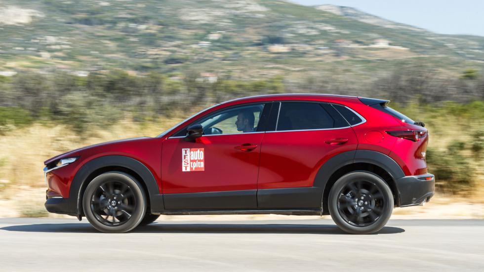 Το CX-30 καίει μόλις 4,8 λτ./100 χλμ. στο ταξίδι, το δεύτερο καλύτερο νούμερο ανάμεσα σε 47 μοντέλα. Από την άλλη βέβαια μέσα στην πόλη καίει 9,1 λτ./100 χλμ..