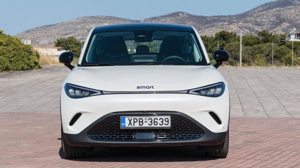 Το smart #3 στην έκδοση Pro+ προφέρεται με πολύ πλούσιο εξοπλισμό, με στοιχεία όπως πανοραμική ηλιοροφή, 19άρες ζάντες αλουμινίου, κάμερα 360 μοιρών και θερμαινόμενα καθίσματα.