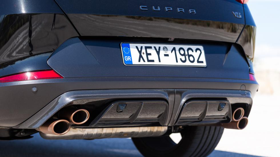 Ακόμα πιο αιχμηρό σε design το αμάξωμα του Cupra Formentor VZ5. Ανθρακονήματα στον εμπρός και πίσω προφυλακτήρα, υπό γωνία οι εξατμίσεις στο χρώμα του χαλκού Στάνταρ οι τροχοί-κόσμημα των 20 ιντσών, 6
