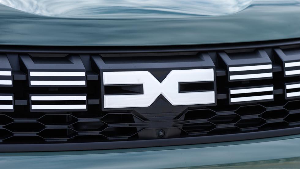 Το νέο σήμα «Dacia Link» παρουσιάζει το δέσιμο (link = σύνδεσμος) μεταξύ των γραμμάτων «D» και «C» στο λογότυπο , όπως συνδέονται οι κρίκοι μίας αλυσίδας.