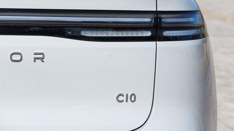 Αφού καταναλώσει ένα συγκεκριμένο ποσοστό ενέργειας της μπαταρίας του, ο βενζινοκινητήρας του C10 REEV αναλαμβάνει την επαναφόρτισή της. Φυσικά αυτή μπορεί να γίνει και από πρίζα ή και ταχυφορτιστή. 