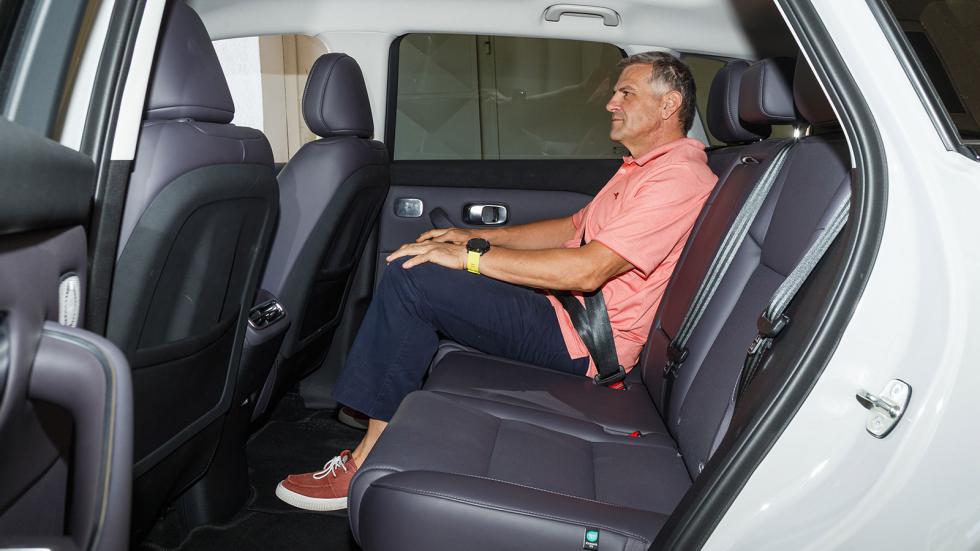 Οι χώροι για τους επιβάτες είναι πολύ καλοί στην καμπίνα του C10 REEV, με το χώρο για τα πόδια των πίσω να είναι ο μεγαλύτερος στην κατηγορία με 290 χλστ.