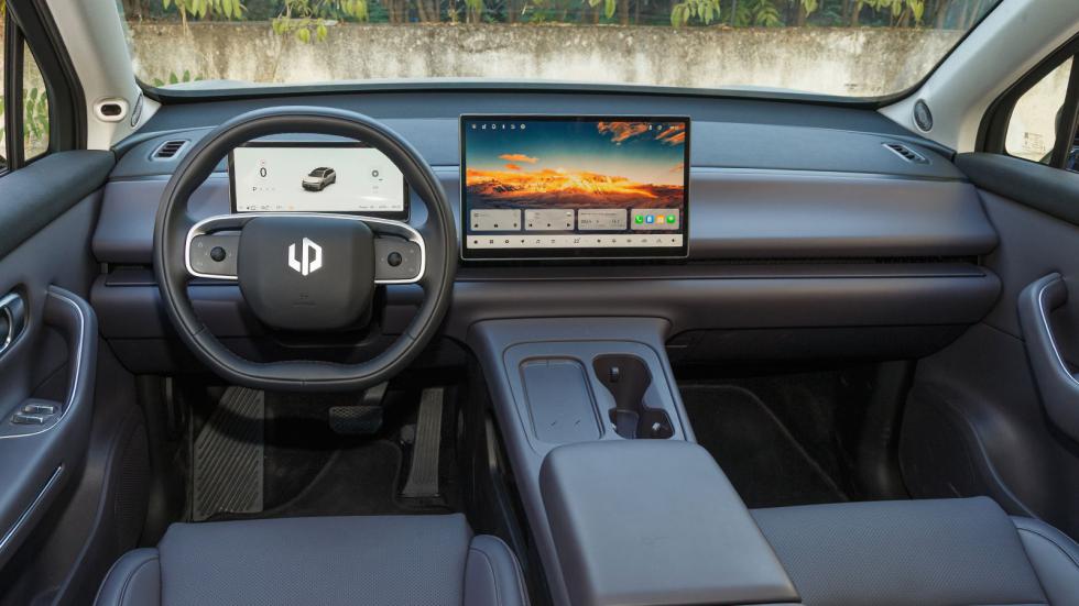 Λιτό σχεδιαστικά αλλά πλήρες σε εξοπλισμό είναι το εσωτερικό του Leapmotor C10 REEV, ξεχωρίζοντας για την στιβαρή κατασκευή του και το προσεγμένο φινίρισμα. 