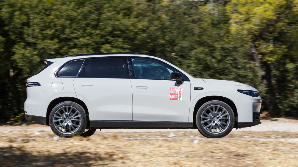 Ο ηλεκτρικός κινητήρας αποδίδει μέγιστη ισχύ 215 ίππων και ροπή 320 Nm, εξασφαλίζοντας δυνατές επιταχύνσεις ακόμα και στις υψηλές ταχύτητες. 