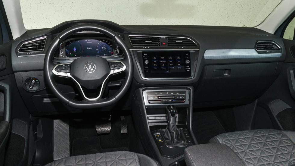 Λιτό σχεδιαστικά, αλλά με υψηλά επίπεδα ποιότητας και πολύ καλό φινίρισμα είναι το ταμπλό του VW Tiguan.
