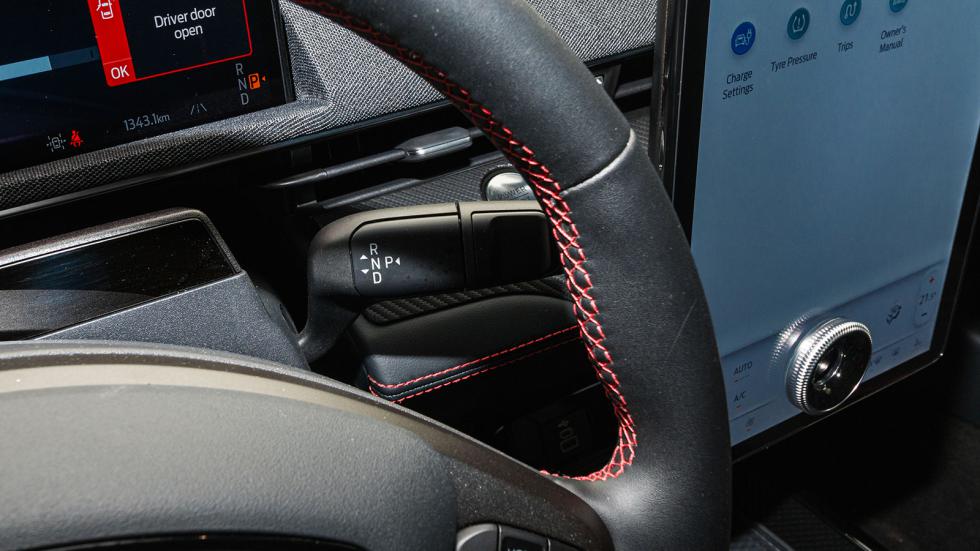 Ο επιλογέας «μετακόμισε» από το κέντρο της κονσόλας στη βάση της κολώνας του τιμονιού και εκτός από πιο εύχρηστος τονίζει τον premium χαρακτήρα της. 