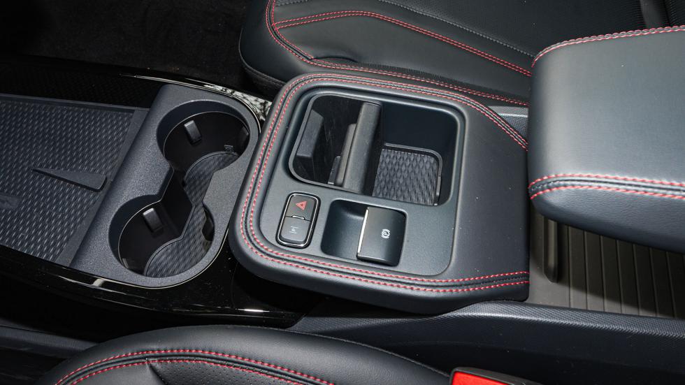 Επιπλέον, η νέα διάταξη απελευθερώνει χώρο στην κεντρική κονσόλα, για αποθηκευτικό χώρο. 