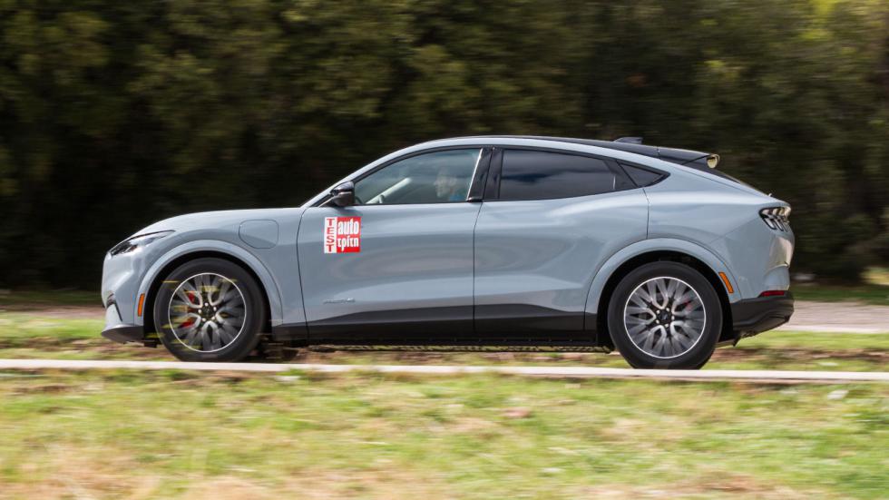 Η επιβλητική εμφανισιακά Ford Mustang Mach-E έχει LED φώτα με νέα φωτεινή υπογραφή και διαθέτει 3 νέα εξωτερικά χρώματα αλλά και νέας σχεδίασης ζάντες. Η βασική φιλοσοφία: ηλεκτρικό SUV με το “σ