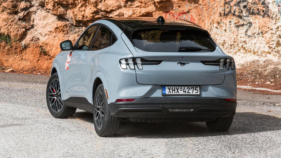 Στο δρόμο η Ford Mustang Mach-E είναι εξαιρετική σε αίσθηση και συμπεριφορά, με την αύξηση της απόδοσης, εκτός από τις επιδόσεις να τονίζει και τον fun to drive χαρακτήρα της. 