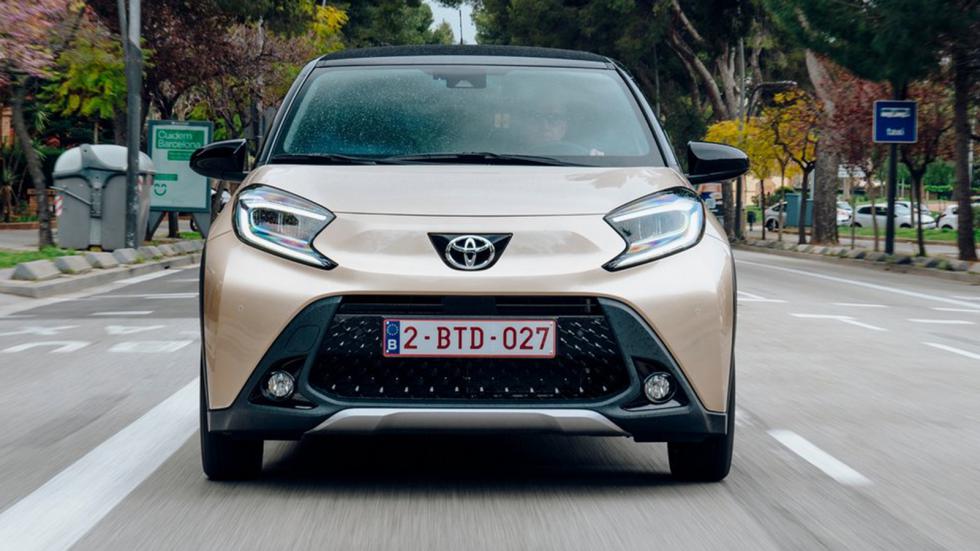 Μίνι Toyota Aygo X ή το μεγαλύτερο Yaris με ούτε 1.300€ παραπάνω; 