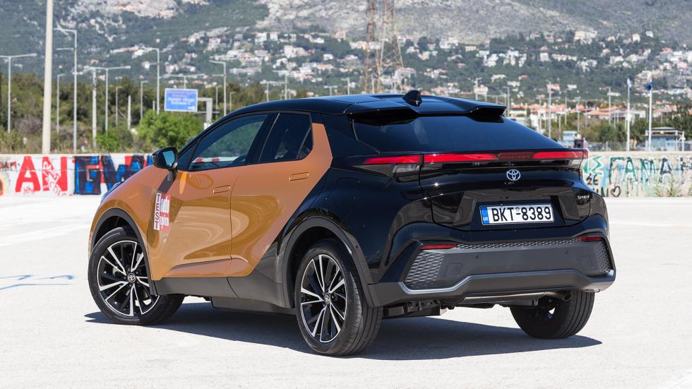 To C-HR είναι αυτή τη στιγμή το φθηνότερο PHEV οικογενειακό SUV στην ελληνική αγορά με κόστος από 39.470 ευρώ και πάντα με 6 χρόνια εγγύηση για τα μηχανικά μέρη και 11 χρόνια για τη μπαταρία.