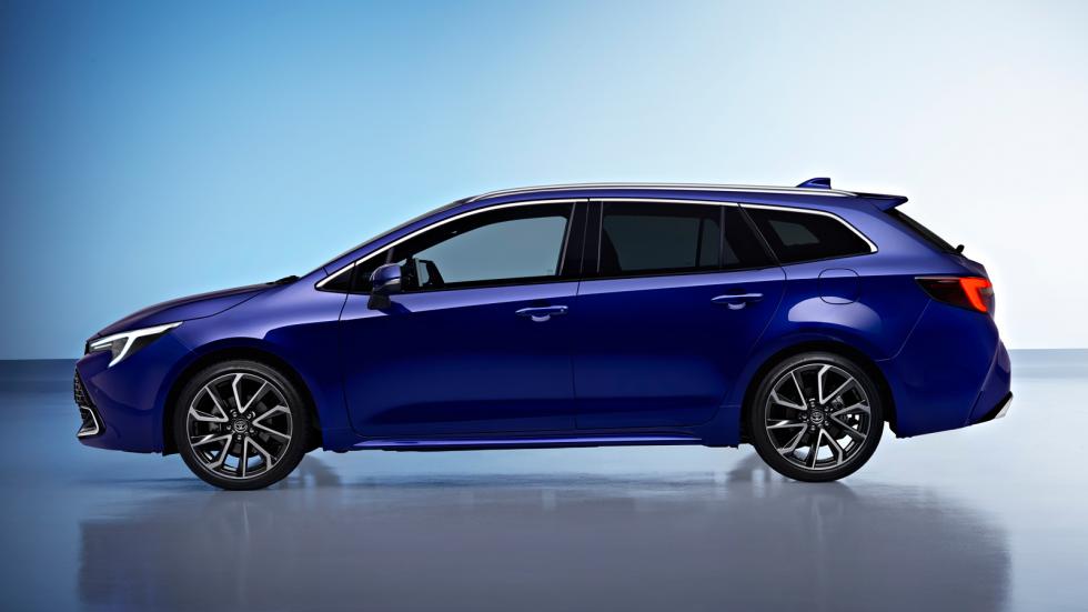 Στη SW Toyota Corolla είναι διαθέσιμος ο χρωματισμός Juniper Blue με μικρές κόκκινες λεπτομέρειες.