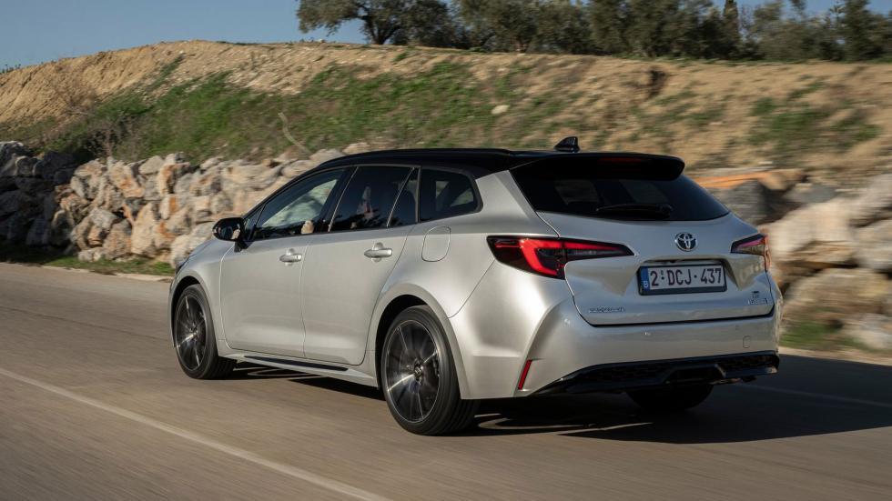 Στην Toyota Corolla Touring Sports η στόχευση γέρνει περισσότερο προς την άνεση, καθώς το έξτρα μήκος και βάρος αναμενόμενα αλλοιώνουν σε μικρό βαθμό τα δυναμικά χαρακτηριστικά της κλασικής 5θυρης έκδ