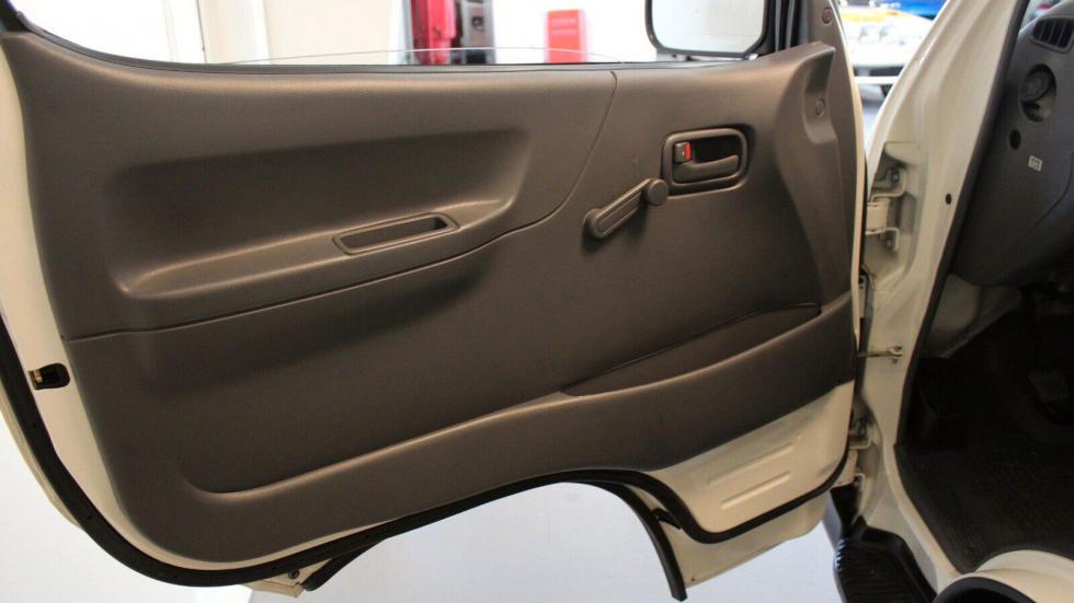 Toyota HiAce σαν καινούργιο με 490 χλμ. στο κοντέρ