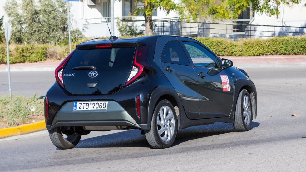 Το Aygo X προσφέρει χαμηλή κατανάλωση καυσίμου και η ευελιξία, σημαντικά χαρακτηριστικά για ένα αυτοκίνητο πόλης.