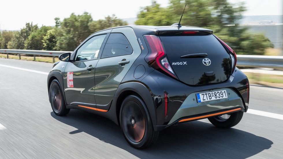 Το Toyota Aygo X μεγάλωσε σε διαστάσεις και «πάτησε» στην πλατφόρμα του Yaris. Νέοι μοντέρνοι χρωματισμοί «βαφτισμένοι» από… μπαχαρικά και διχρωμίες τονίζουν το νεανικό του χαρακτήρα. Η απόσταση