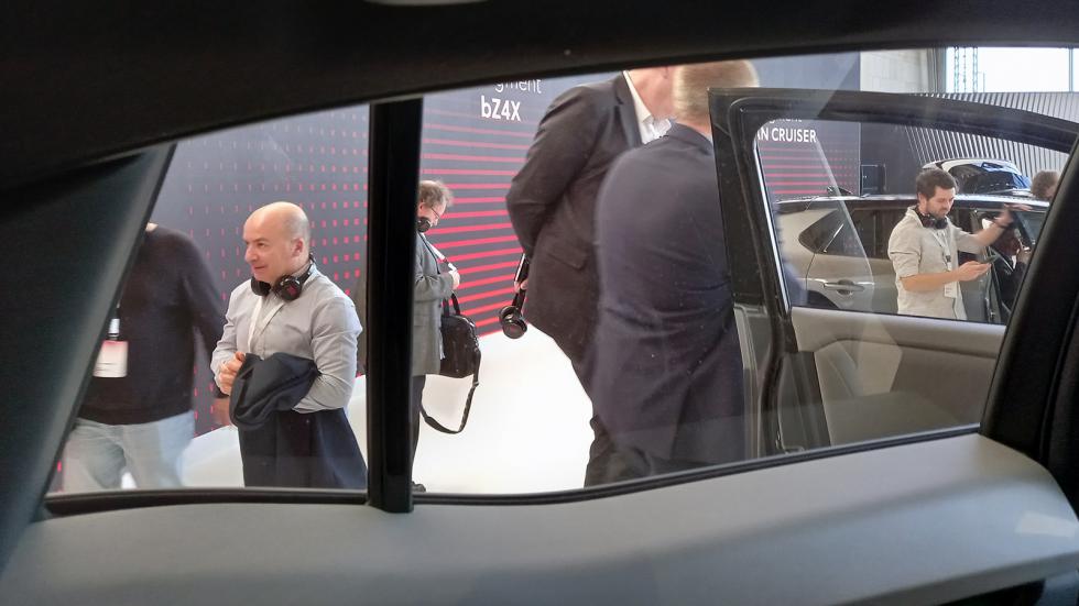Από έξω το Toyota CH-R+ διαθέτει κουπέ, δυναμική σχεδίαση, από μέσα κάθεσαι άνετα και το σημαντικό έχεις καλή ορατότητα προς τα έξω αν κάθεσαι πίσω.