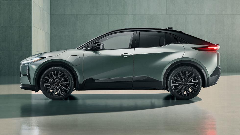 Το νέο Toyota C-HR+ έχει κουπέ αισθητικό χαρακτήρα και απέναντί του θα βρει και σε σχεδιαστικό επίπεδο τα Audi Q4 Sportback, το Peugeot E-3008, το smart #3 και το Volkswagen ID.5 με το ίδιο χαρακτηρισ
