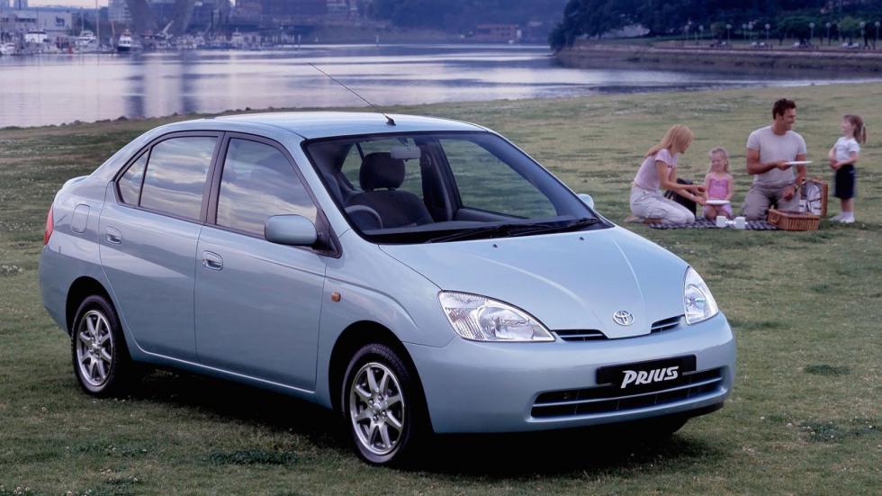 Μόνο πρωτιές έχει το Toyota Prius (στα λατινικά σημαίνει «πρωτοπόρος»), μιας και ήταν το πρώτο υβριδικό στην ιστορία των Ιαπώνων καθώς και το πρώτο υβριδικό αυτοκίνητο μαζικής παραγωγής.

