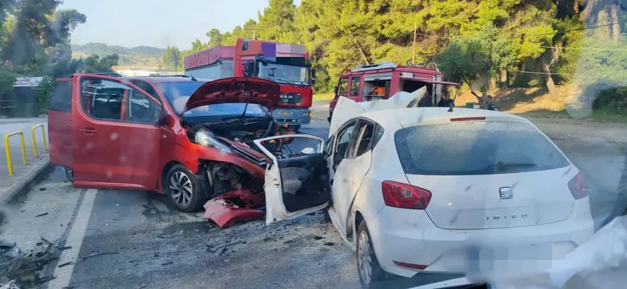 Χαλκιδική: Τρομακτικό τροχαίο με έναν νεκρό και επτά τραυματίες