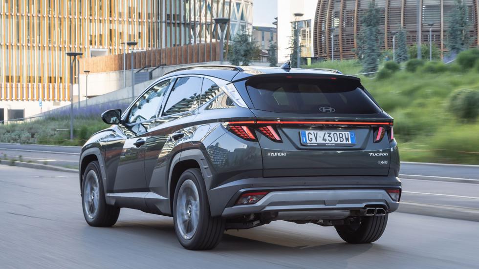 Το Hyundai Tucson είναι ένα από τα πιο ολοκληρωμένα και ικανά οικογενειακά SUV της αγοράς και έχει την πιο πλούσια γκάμα με 35 διαθέσιμες εκδόσεις.