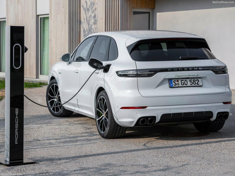 Aναβάθμισε τις υβριδικές Cayenne η Porsche