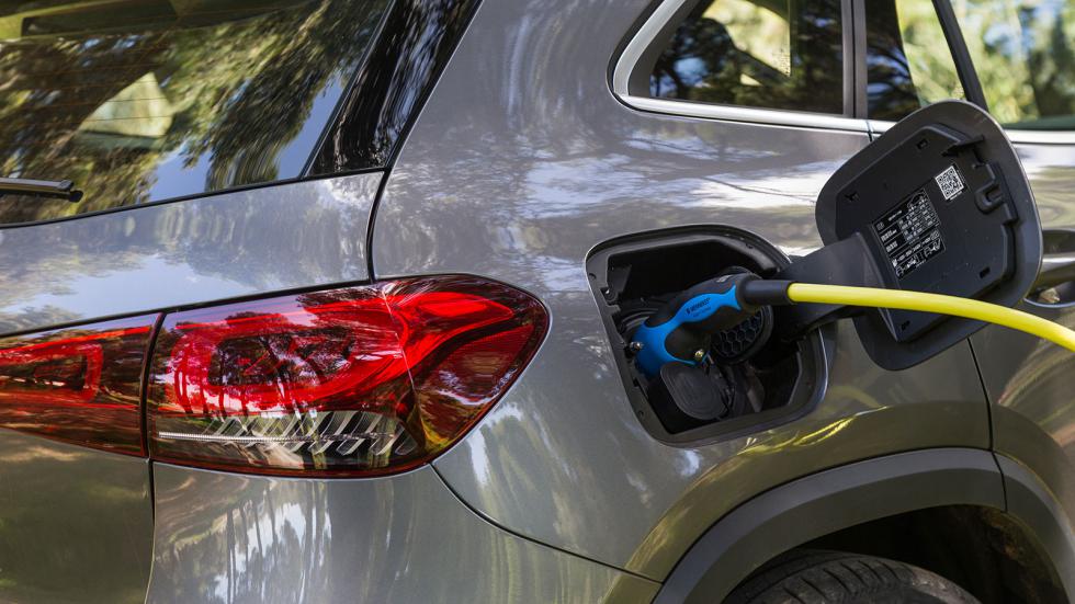 EQA Vs GLA 250e: Ηλεκτρική ή Plug-in Mercedes στα ίδια λεφτά;