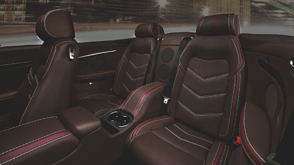 Όλες οι σκληρές επιφάνειες, όπως οι βάσεις των καθισμάτων, ντύθηκαν με Alcantara, κάτι από το οποίο δεν «γλύτωσε» ούτε και ο κεντρικός καθρέπτης. Ούτε