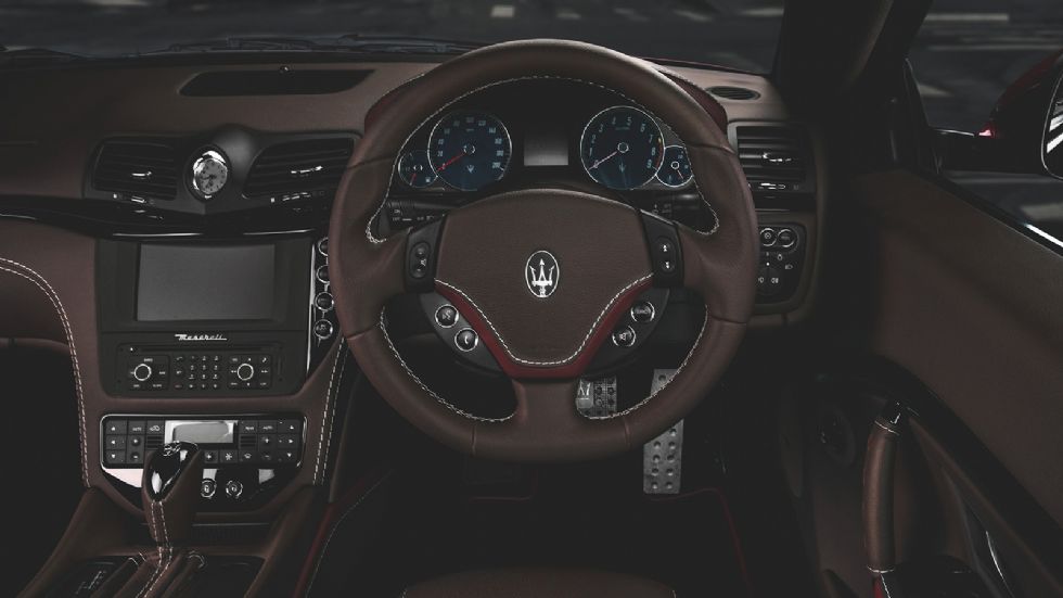 Το αρχικό λευκό Bianco Pregiato θέμα αντικαταστάθηκε από καφέ – κόκκινες δερμάτινες επενδύσεις. Ωραία αντίθεση κάνουν οι λευκές ραφές στα καθίσμ