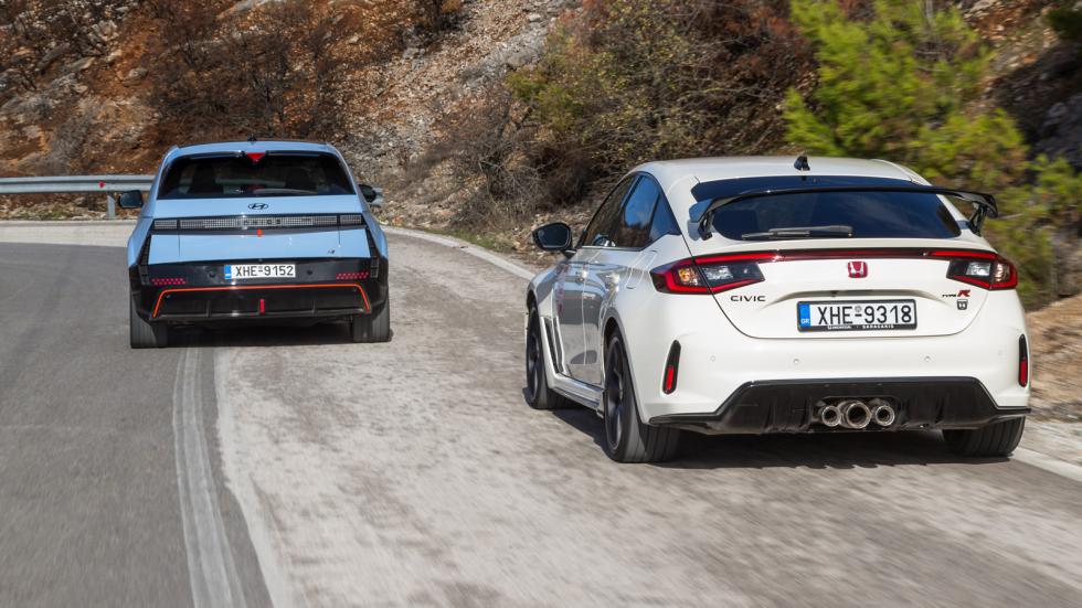 Μόνο και μόνο που ένα ηλεκτρικό όπως το Hyundai Ioniq 5N στέκεται απέναντι σε ένα hard-core βενζινοκίνητο σαν το Honda Civic Type R λέει πολλά. Πάντως οι φανατικοί της κάθε σχολής δύσκολα θα κοιτάξουν