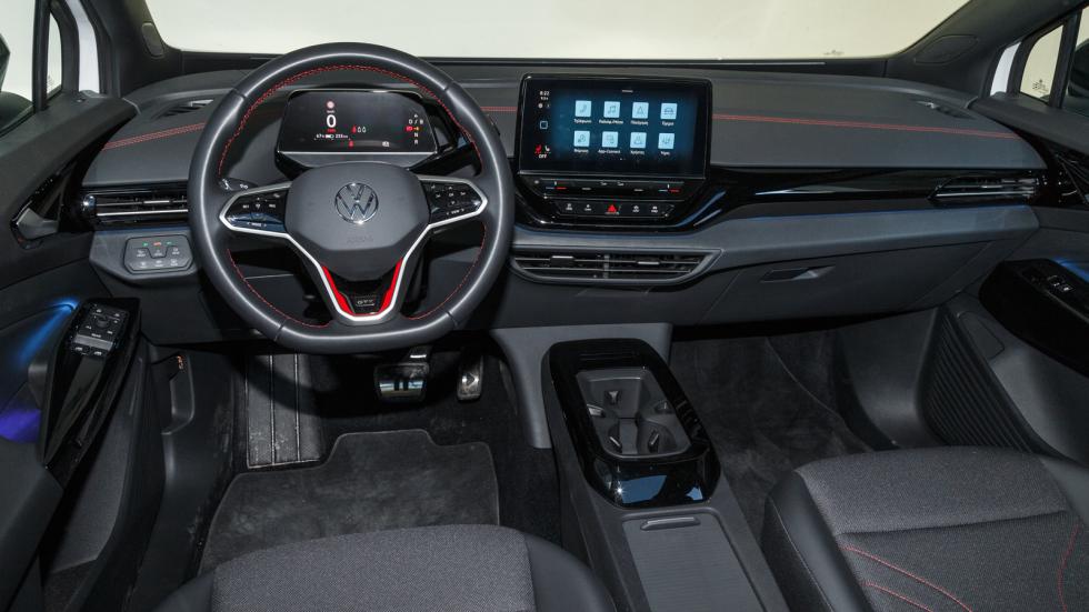 Προσεγμένη ποιότητα και high-tech διάκοσμος στην καμπίνα, όπως και στα δικίνητα ID.4. Εδώ τη διαφορά κάνουν τα σπορ καθίσματα με το λογότυπο GTX, όπως και στο τιμόνι με τις κόκκινες ραφές.